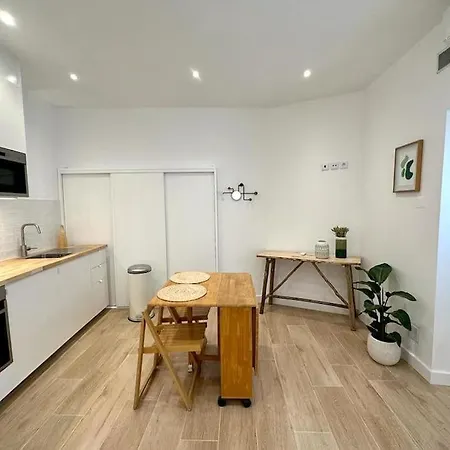 Apartment Cute 2 Mins From *