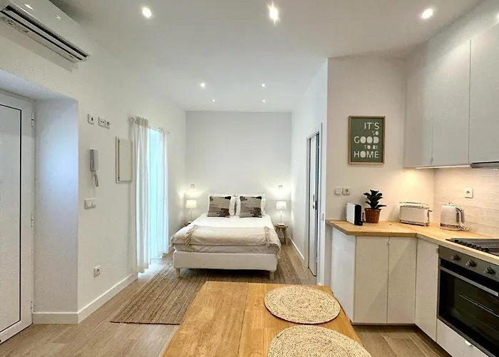 Cute 2 Mins From דירה *