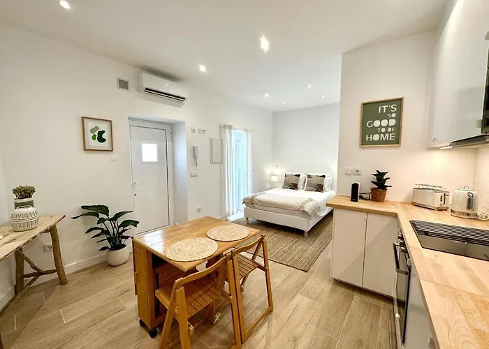 Cute 2 Mins From דירה *